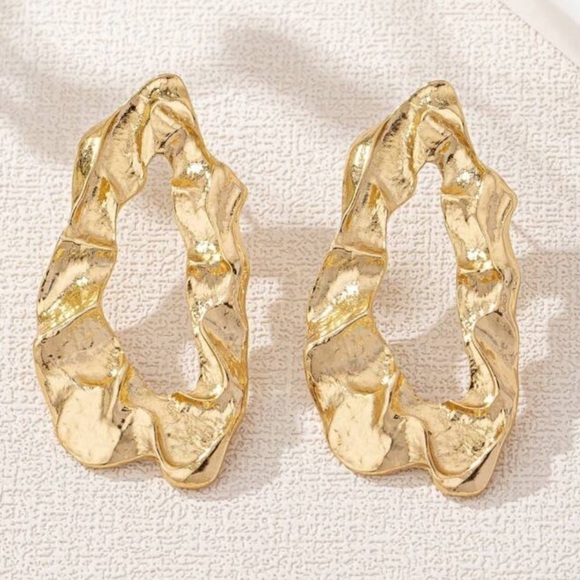 gold circle elegant statement earrings - Picture 2 of 4
